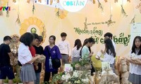 Nhóm học sinh trung học và dự án “Nguồn sống từ cùi bắp“