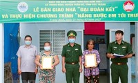 Bộ đội Biên phòng Sóc Trăng tặng nhà và học bổng cho hộ nghèo, học sinh vùng biên giới biển