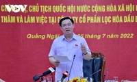 Chủ tịch Quốc hội Vương Đình Huệ làm việc tại Công ty cổ phần lọc hoá dầu Bình Sơn