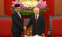 Tổng Bí thư Nguyễn Phú Trọng tiếp Thủ tướng Malaysia Anwar Ibrahim