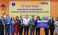 Hệ thống Trung tâm Tiêm chủng trao tặng 500 nghìn liều vaccine sởi cho Bộ Y tế chống dịch