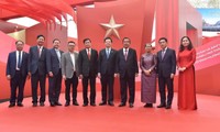 Lãnh đạo Lào và Campuchia tham quan Triển lãm thành tựu đất nước