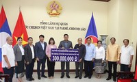 Tỉnh Champasak và Salavan ủng hộ các tỉnh Việt Nam khắc phục thiệt hại bão lũ