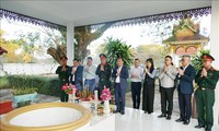 Dâng hương tưởng niệm các anh hùng liệt sĩ tại Lào