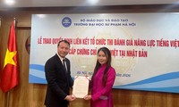 Trường Đại học Sư phạm Hà Nội trao quyết định triển khai kỳ thi đánh giá năng lực tiếng Việt ở nước ngoài