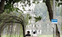 Suasana di sekitar Danau Hoan Kiem di kota Hanoi