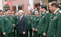 Sekjen  Nguyen Phu Trong melakukan temu kerja dengan Departemen Umum Politik Tentara Rakyat VN