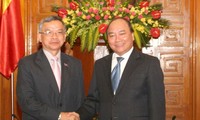 Deputy PM Vietnam Nguyen Xuan Phuc menerima Menteri Pekerjaan Publik dan Transporasi Laos Sommad Pholsena