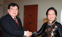 Wakil Presiden Nguyen Thi Doan menerima Senator Thailand Prasert Prakoonsuksapan