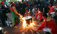 Lomba membuat kue Chung dan kue Day di festival Con Son-Kiep Bac(Hai Duong)