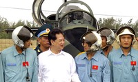 Perdana Menteri Vietnam Nguyen Tan Dung mengunjungi resimen nomor 910 angkatan udara 