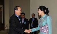 Deputy PM Nguyen Thien Nhan melakukan pertemuan dengan PM Thailand Yingluck Shinawatra