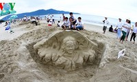 Lomba "Membuat  patung dari pasir Vietnam - tahun 2013"  di kota Da Nang