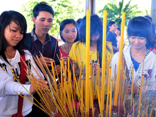 Ribuan orang membakar hio untuk mengenangkan  Presiden Ho Chi Minh di propinsi Tra Vinh