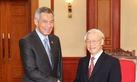 Sekjen KS PKV Nguyen Phu Trong menerima PM Lee Hsien Loong