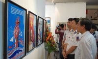 Pameran gambar agitasi tentang kedaulatan laut dan pulau Vietnam