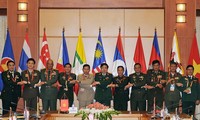 Jenderal Phung Quang Thanh menerima delegasi Panglima Angkatan Darat negara-negara ASEAN 