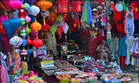 Mengelilingi sektor kuno kota Hoi An, Vietnam Tengah