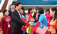 PM Nguyen Tan Dung tiba di Malaysia untuk menghadiri KTT ASEAN-27