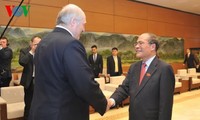 Ketua MN Nguyen Sinh Hung melakukan pertemuan dengan Presiden Belarus, Alexander Lukashenko.