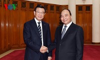 PM Nguyen Xuan Phuc menerima Ketua Grup Kumbo Asiana