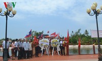 Upacara membakar hio memperingati ultah ke-126 Hari Lahirnya Presiden Ho Chi Minh.