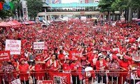 Thailand : Kubu baju Merah membuka pusat pengawasan referendum rakyat