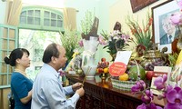 PM Nguyen Xuan Phuc membakar hio mengenangkan almarhum Sekjen Le Duan