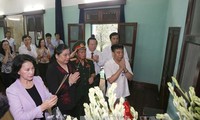 Ketua MN Nguyen Thi Kim Ngan membakar hio mengenangkan Presiden Ho Chi Minh