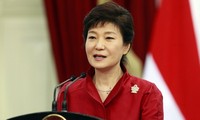 Republik Korea menginvestasikan  pertemuan tertutup antara Presiden Park Geun-hye dan grup besar 