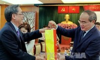 Ketua Pengurus Besar Front Tanah Air Vietnam, Nguyen Thien Nhan menghadiri pertemuan dengan para diaspora Vietnam