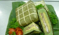 Membuat kue Chung tradisional Vietnam pada Hari Raya Tet