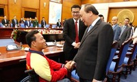 PM Nguyen Xuan Phuc melakukan pertemuan dengan para pemuda Vietnam yang tipikal