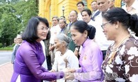  Wapres Vietnam menerima rombongan orang yang berjasa kepada revolusi  dari propinsi Thua Thien Hue