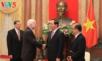 Presiden Tran Dai Quang menerima legislator John McCain