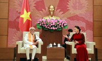 Ketua MN Nguyen Thi Kim Ngan menerima Ketua Komite Solidaritas India-Vietnam negara bagian West Belgan