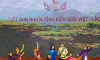  Sekjen merangkap Wakil Ketua Gabungan Asosiasi Persahabatan Vietnam, Don Tuan Phong menerima delegasi Komite Perdamaian dan Persatuan Laos