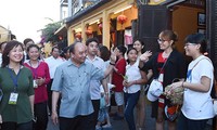 PM Vietnam, Nguyen Xuan Phuc membimbing pekerjaan bencana alam di  Kota Hoi An, Propinsi Quang Nam