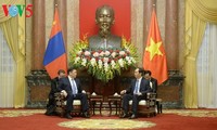  Presiden Tran Dai Quang menerima Ketua Parlemen Mongolia, Enkhbold Miyegombo