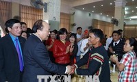 PM VN, Nguyen Xuan Phuc memberikan bingkisan kepada orang miskin dan buruh Provinsi Dak Lak