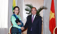 PM Nguyen Xuan Phuc melakukan pembicaraan dengan Penasehat Negara Myanmar