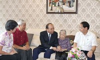 PM Nguyen Xuan Phuc menyapa keluarga Pahlawan yang gugur di Kota Hanoi