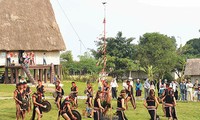 Otoritas sesepuh dukuh dari warga etnis minoritas  Ba Na di daerah Tay Nguyen