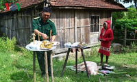 Pesta menguruk lubang dari warga etnis minoritas Chut