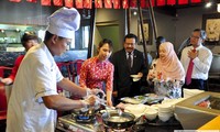 Menyosialisasikan jati-jati diri budaya dan kuliner yang khas kepada sahabat Afrika Selatan