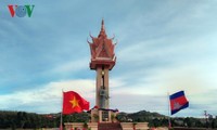 Meresmikan Patung Monumen Persahabatan Vietnam-Kamboja di Propinsi Mondulkiri