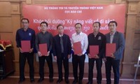 Menyosialisasikan pusaka, negeri dan manusia Vietnam di  media Laos