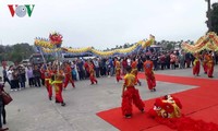 Propinsi Quang Ninh menyambut kedatangan para wisatawan pertama