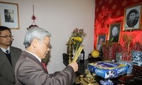 Party chief lays incense in honor of late Party leaders