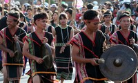 Teaching gongs to young generations in Mo H’ra village